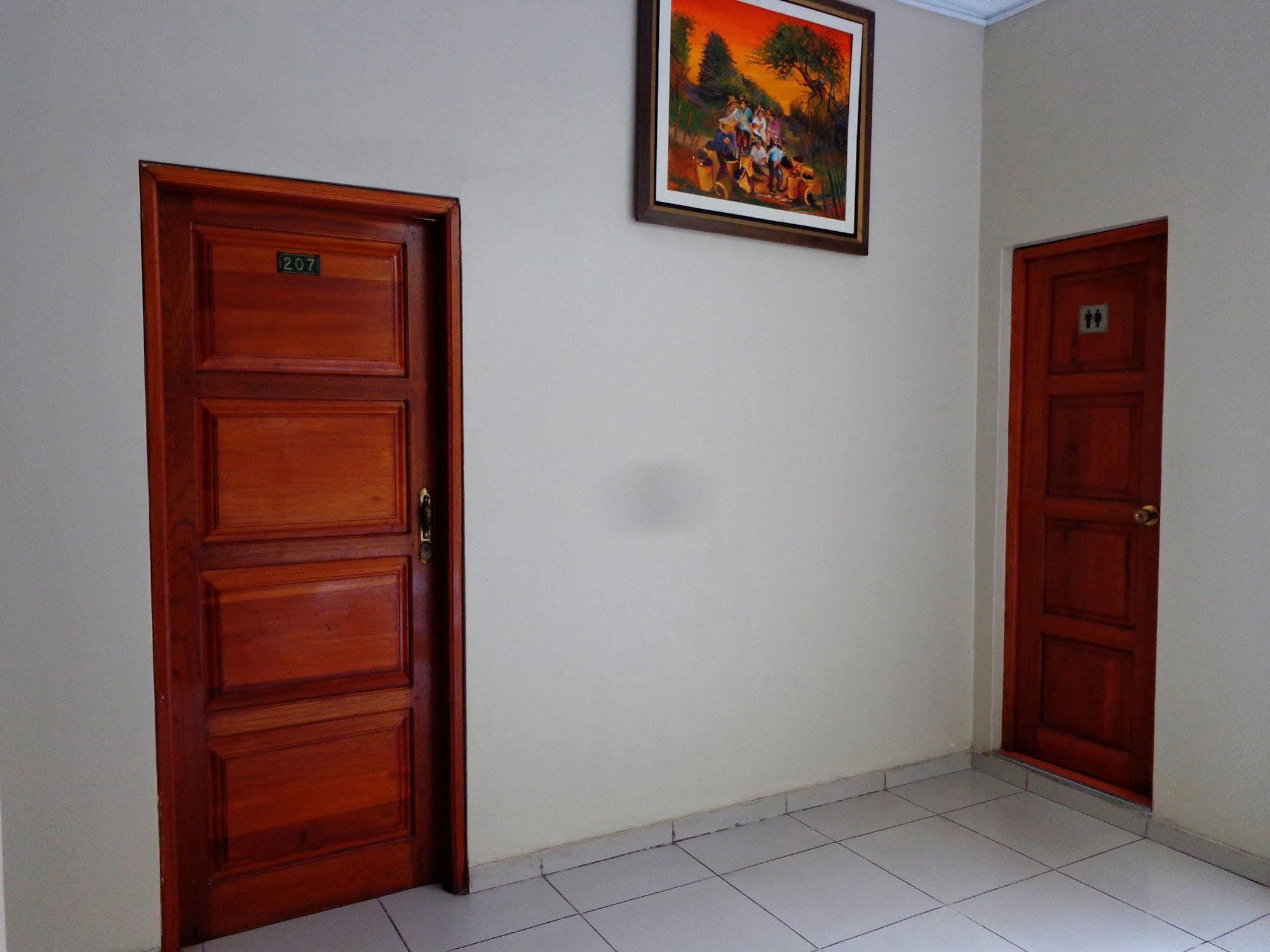 Hotel Colon Plaza Ика Екстериор снимка