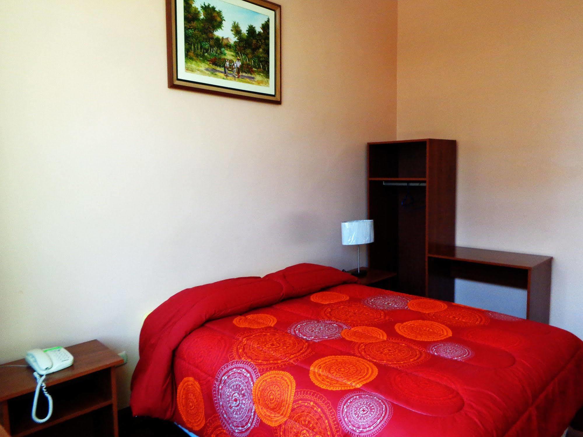 Hotel Colon Plaza Ика Екстериор снимка