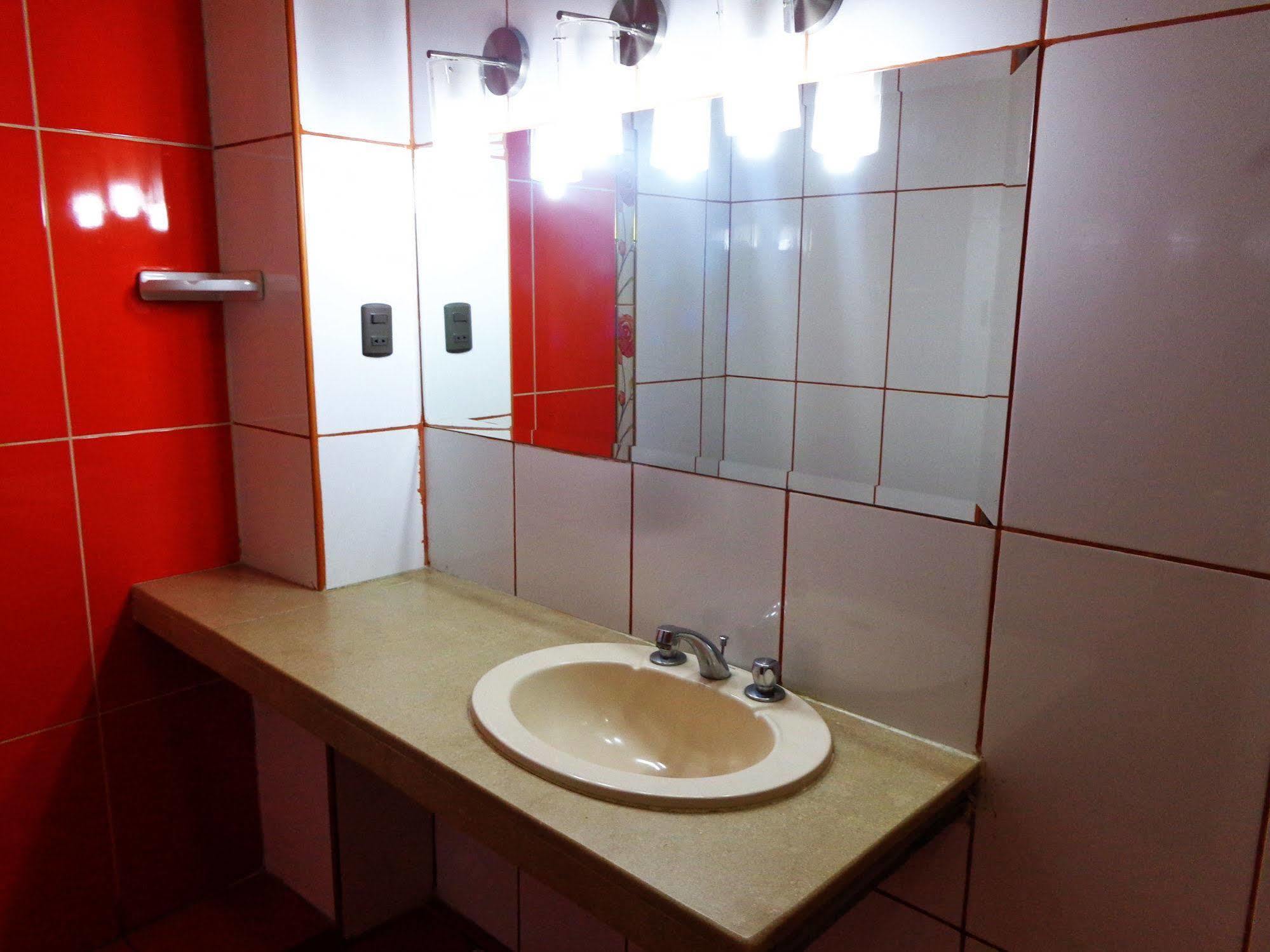 Hotel Colon Plaza Ика Екстериор снимка