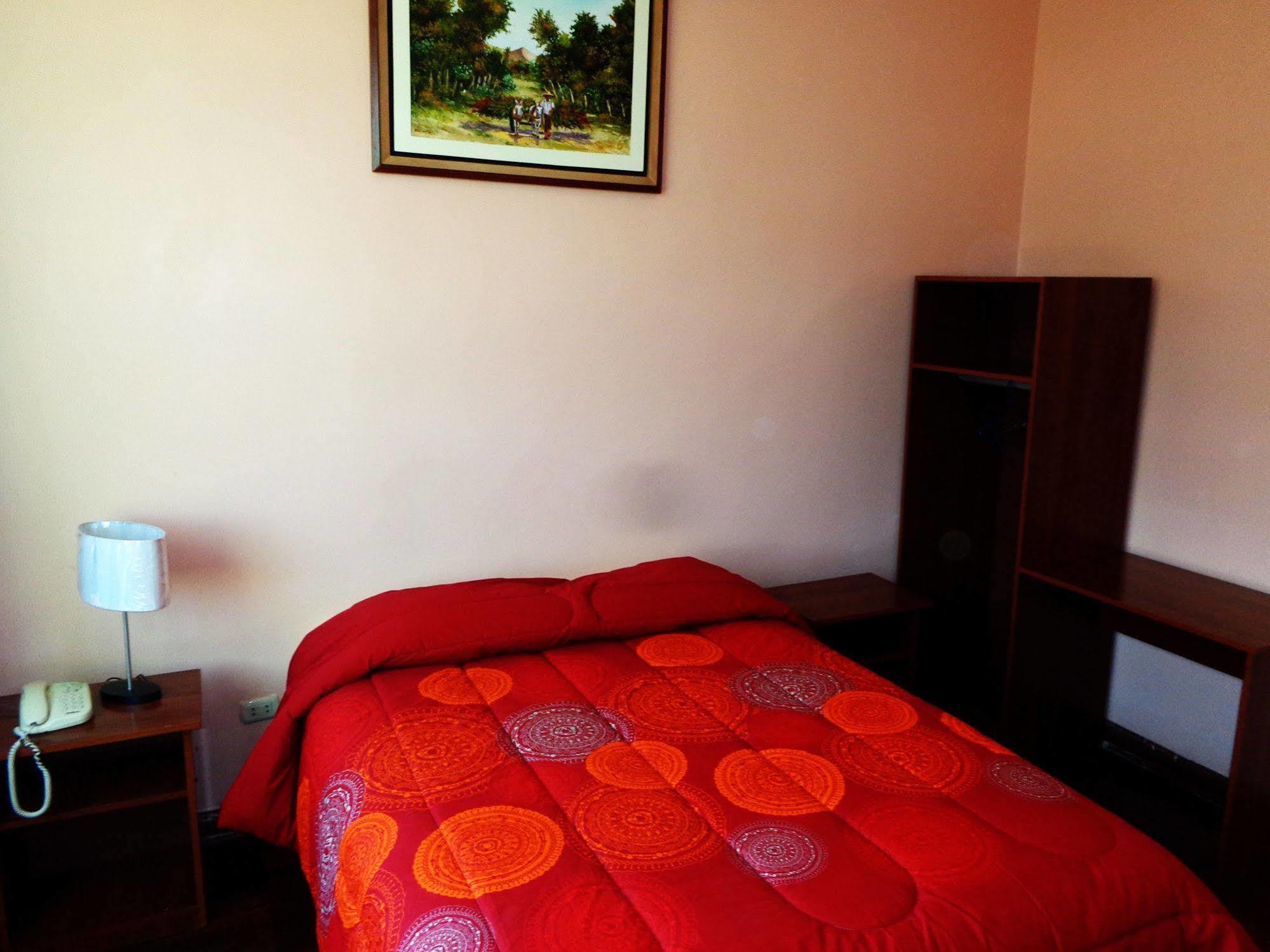Hotel Colon Plaza Ика Екстериор снимка