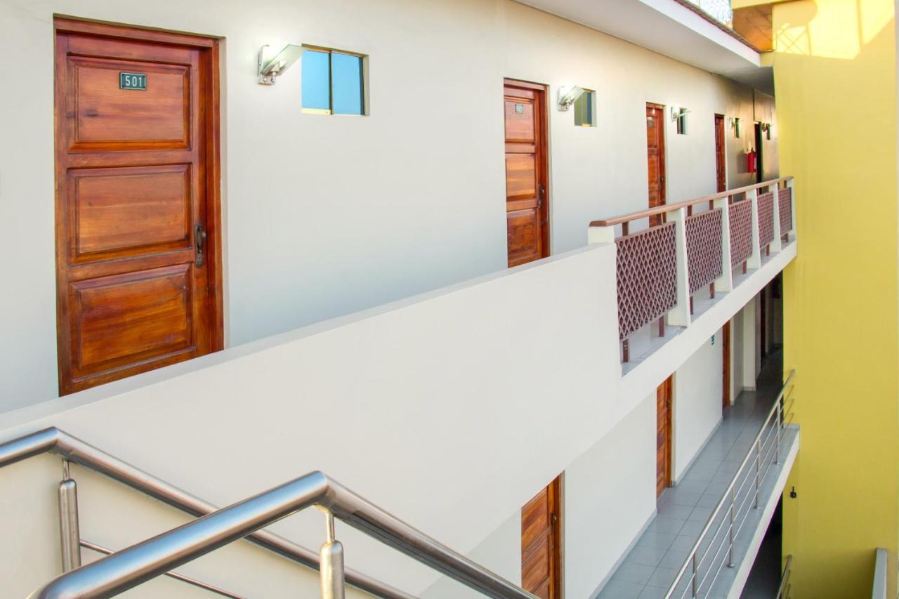 Hotel Colon Plaza Ика Екстериор снимка